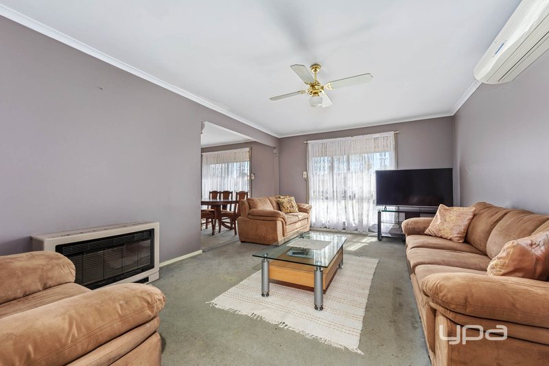 Photo - 2 Wyvern Walk, Kings Park VIC 3021 - Image 2