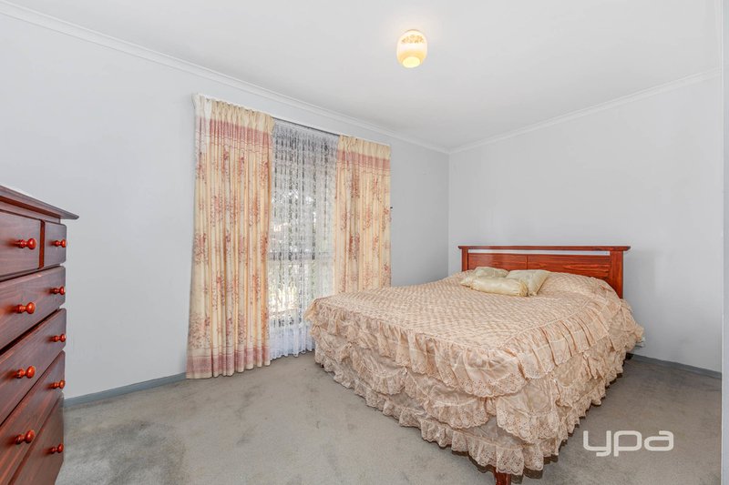 Photo - 2 Wyvern Walk, Kings Park VIC 3021 - Image 8