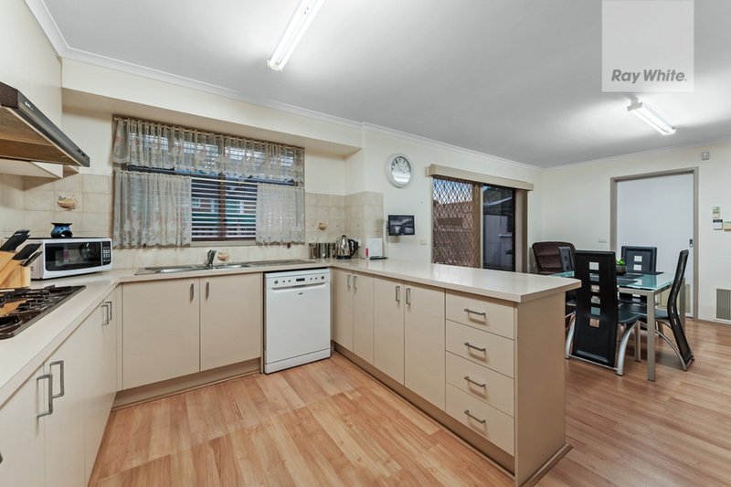 Photo - 2 Yatton Place, Craigieburn VIC 3064 - Image 4