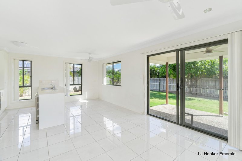 Photo - 20 Amber Street, Emerald QLD 4720 - Image 5