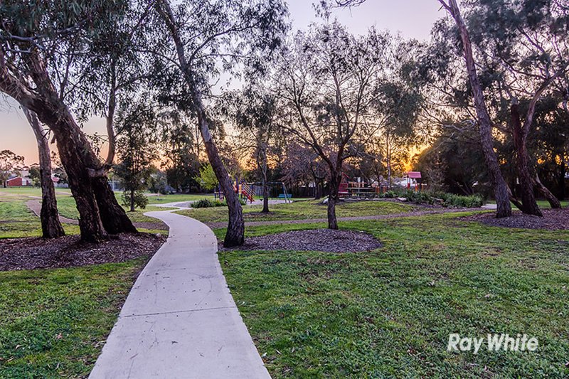 Photo - 20 Andrea Crescent, Cranbourne North VIC 3977 - Image 13