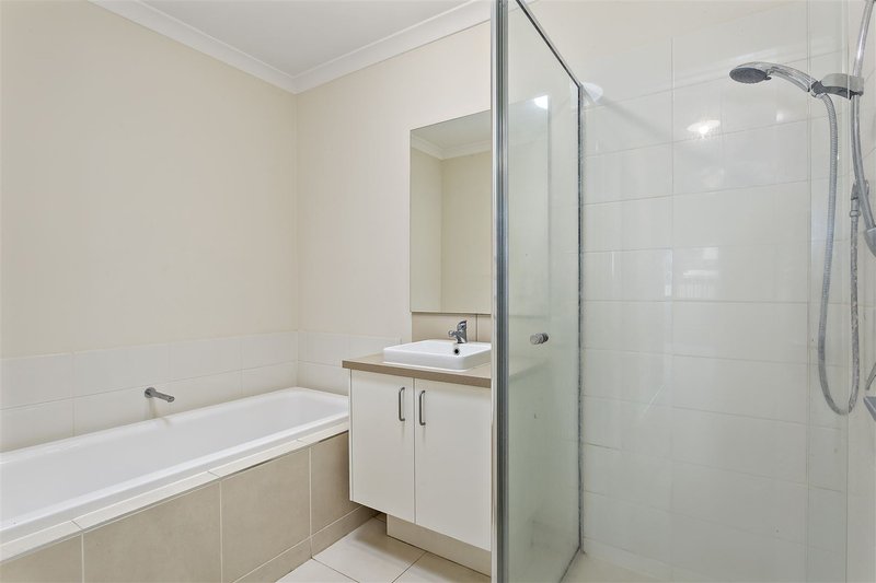 Photo - 20 Bluebell Drive, Craigieburn VIC 3064 - Image 8