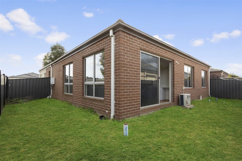 Photo - 20 Bluebell Drive, Craigieburn VIC 3064 - Image 9