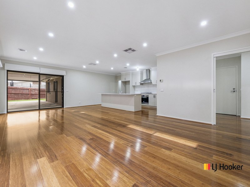 Photo - 20 Bott Crescent, Casey ACT 2913 - Image 3