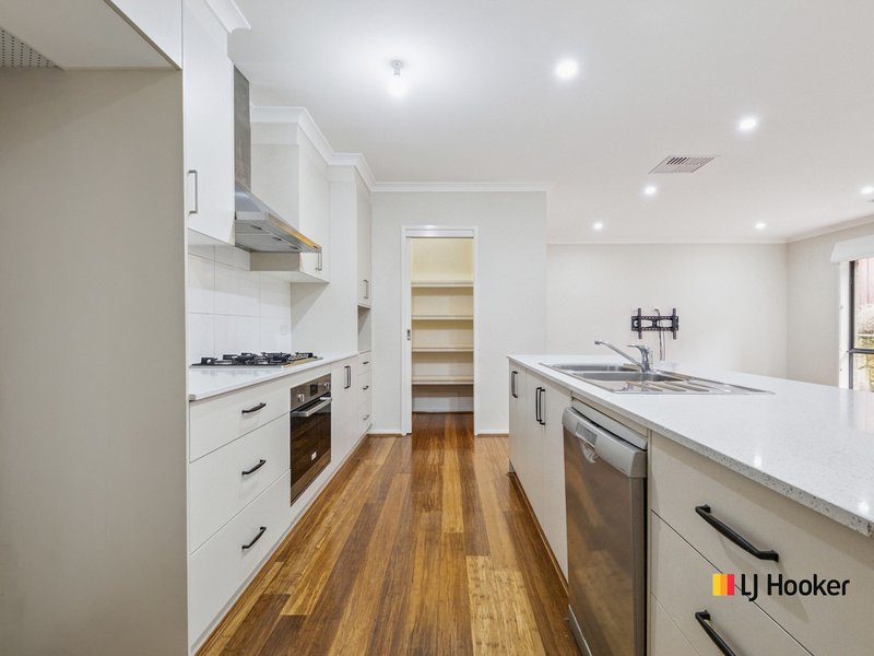 Photo - 20 Bott Crescent, Casey ACT 2913 - Image 6