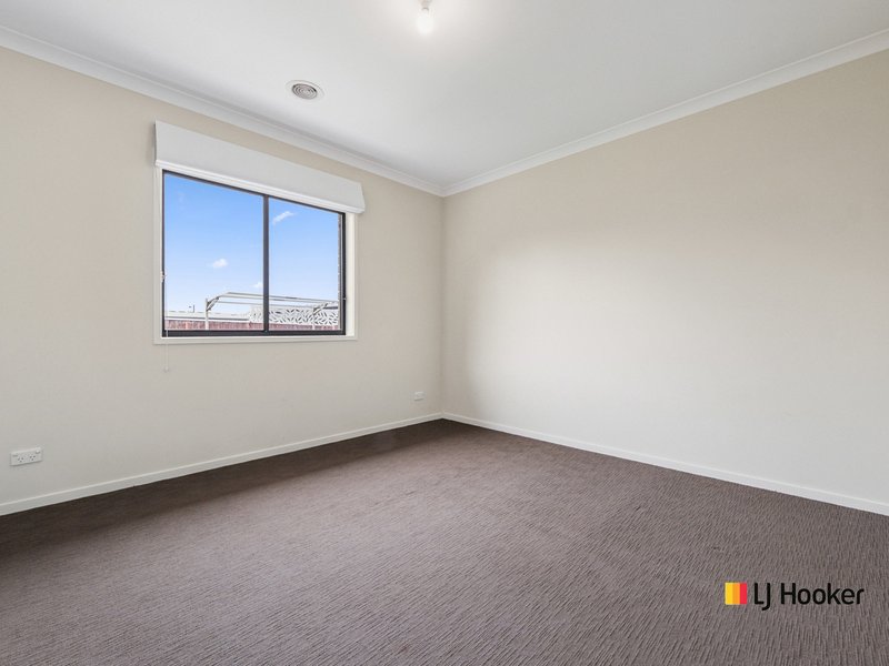 Photo - 20 Bott Crescent, Casey ACT 2913 - Image 9