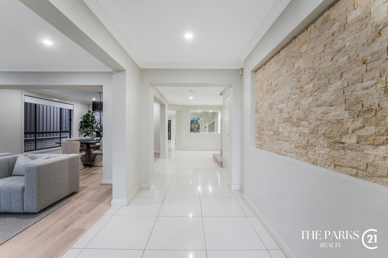 Photo - 20 Broadbent Avenue, Middleton Grange NSW 2171 - Image 2