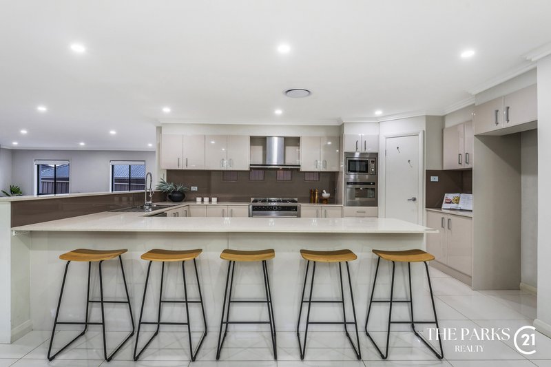 Photo - 20 Broadbent Avenue, Middleton Grange NSW 2171 - Image 9