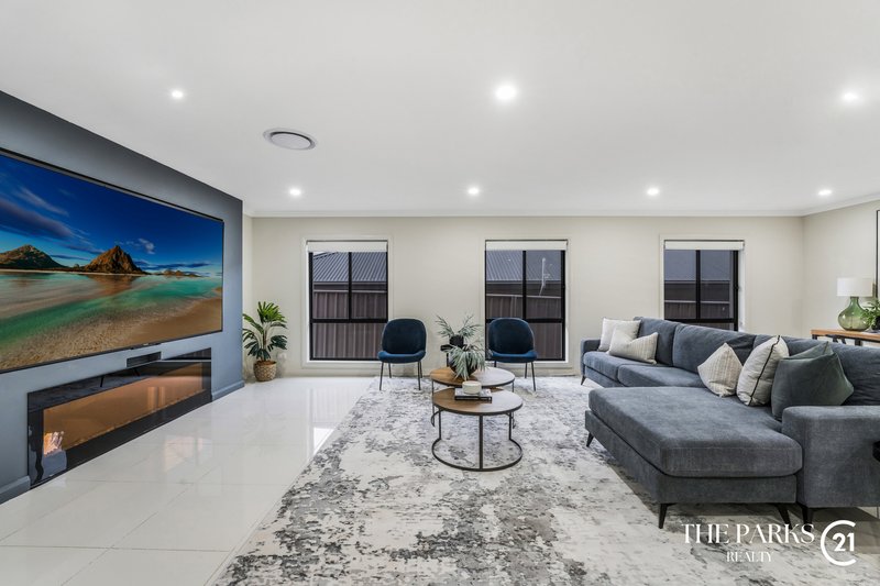 Photo - 20 Broadbent Avenue, Middleton Grange NSW 2171 - Image 14