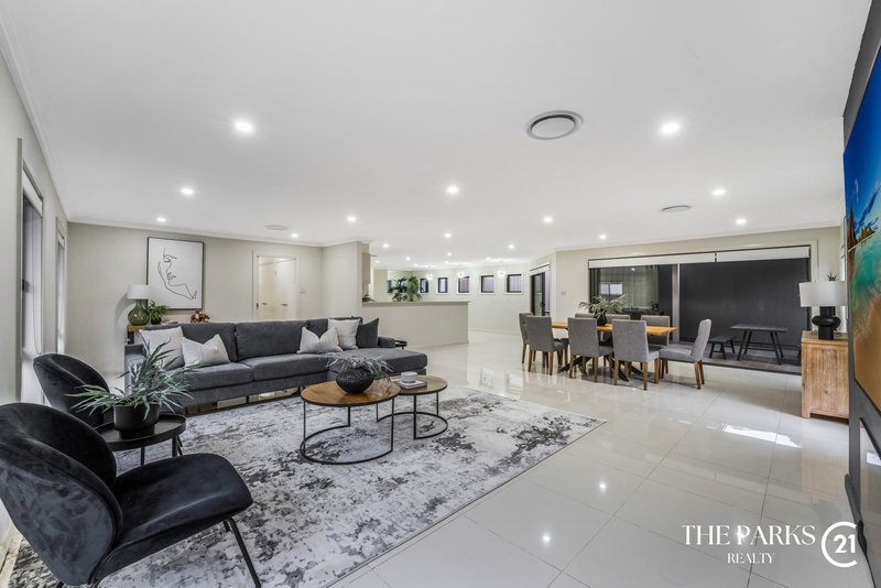 Photo - 20 Broadbent Avenue, Middleton Grange NSW 2171 - Image 15