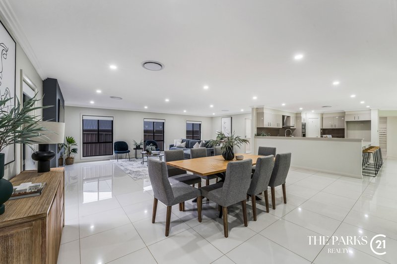 Photo - 20 Broadbent Avenue, Middleton Grange NSW 2171 - Image 17