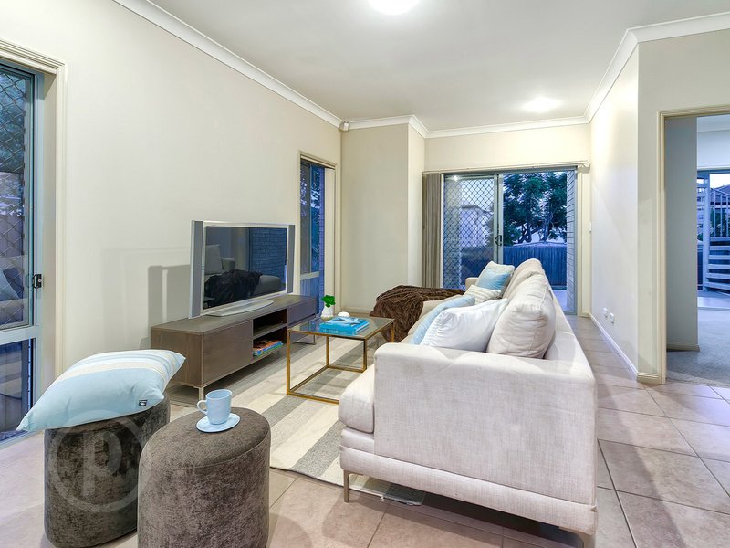 Photo - 20 Camelot Street, Tennyson QLD 4105 - Image 6