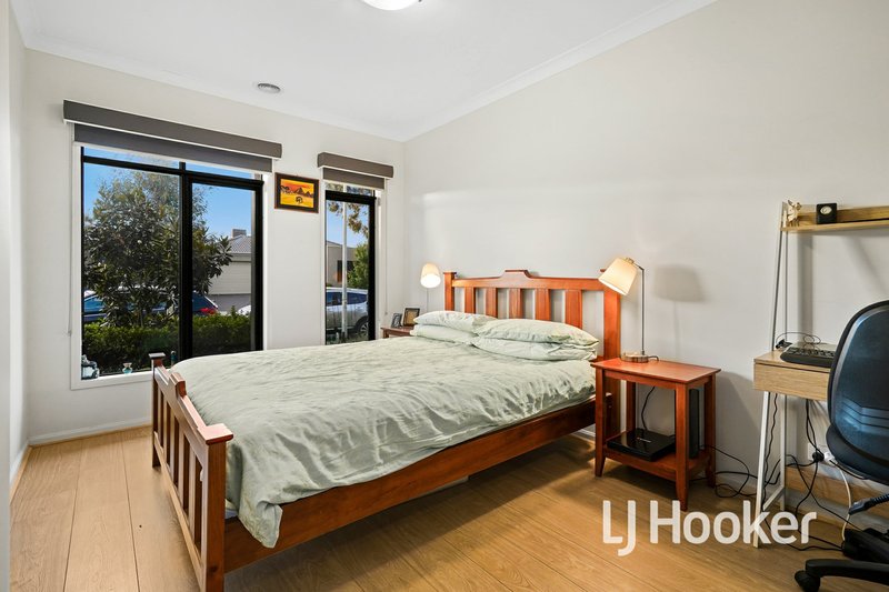 Photo - 20 Canmore Street, Cranbourne East VIC 3977 - Image 3