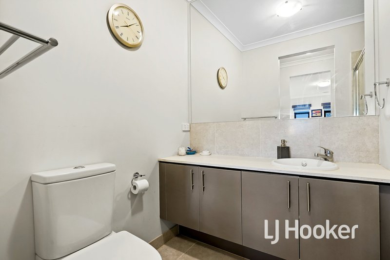 Photo - 20 Canmore Street, Cranbourne East VIC 3977 - Image 4