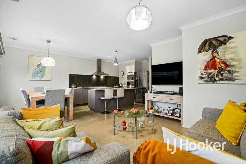 Photo - 20 Canmore Street, Cranbourne East VIC 3977 - Image 9