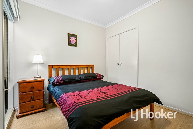 Photo - 20 Canmore Street, Cranbourne East VIC 3977 - Image 11