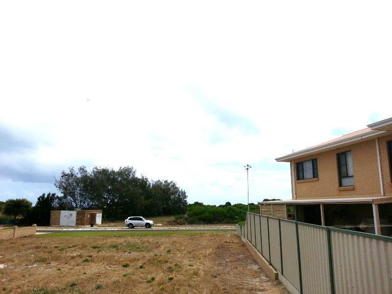 Photo - 20 Casuarina Crescent, Jurien Bay WA 6516 - Image 3