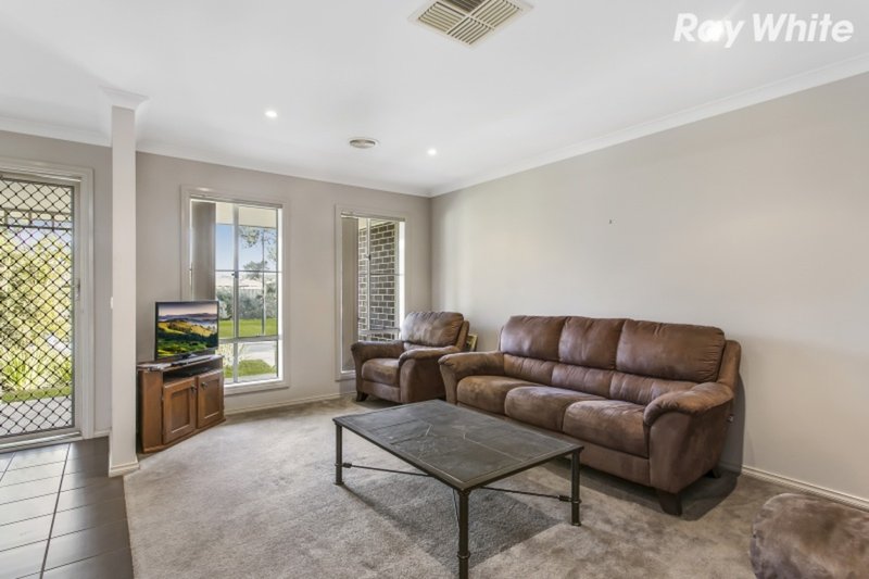 Photo - 20 Chestnut Chase, Pakenham VIC 3810 - Image 2