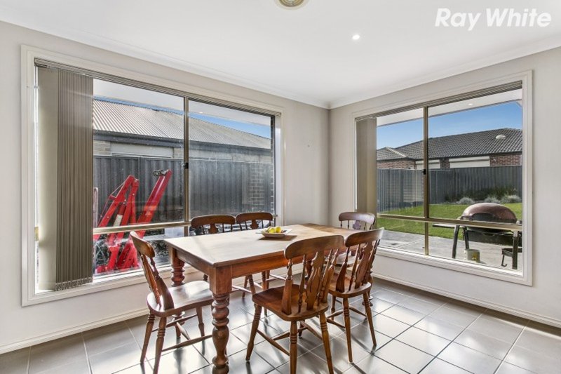 Photo - 20 Chestnut Chase, Pakenham VIC 3810 - Image 4