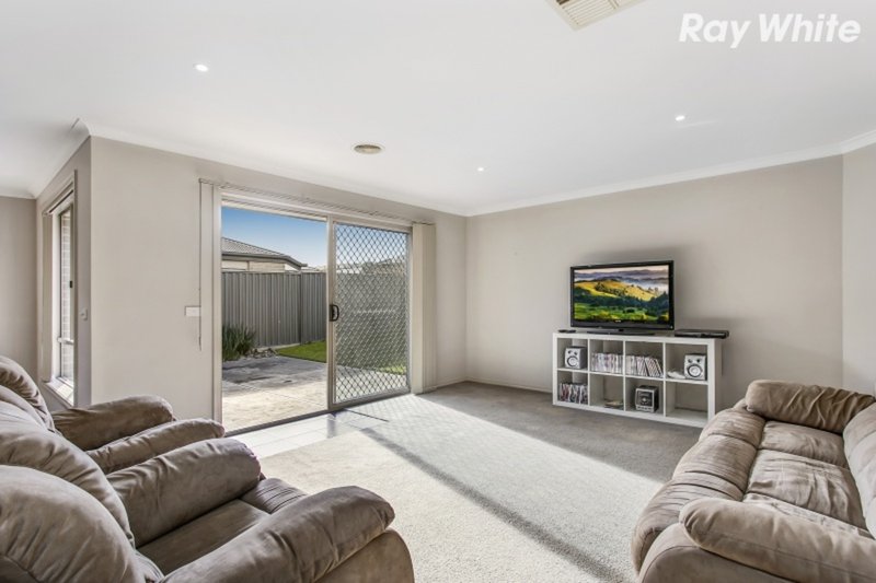 Photo - 20 Chestnut Chase, Pakenham VIC 3810 - Image 5