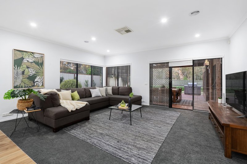 Photo - 20 Cheviot Drive, Mill Park VIC 3082 - Image 7