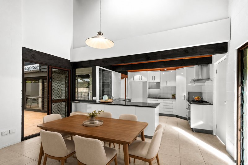 Photo - 20 Conebush Crescent, Bellbowrie QLD 4070 - Image 5