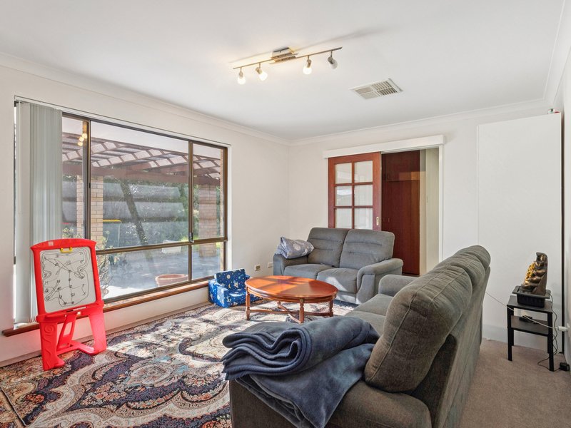 Photo - 20 Dartford Crescent, Marangaroo WA 6064 - Image 3