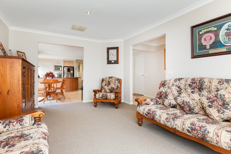 Photo - 20 Dempster Way, Berwick VIC 3806 - Image 8