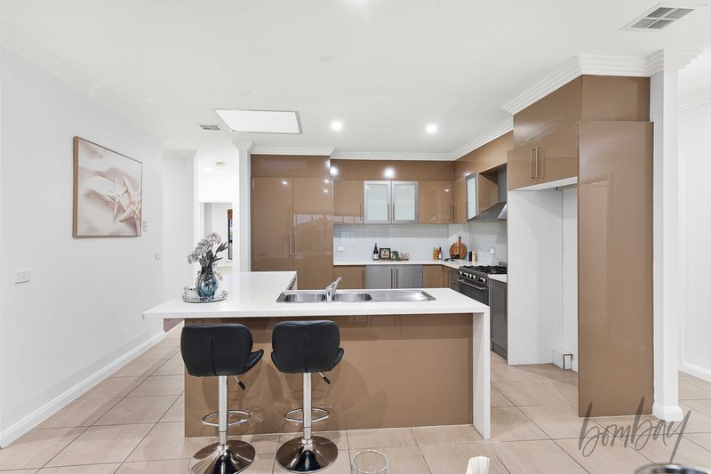 Photo - 20 Eagleview Way, Craigieburn VIC 3064 - Image 3