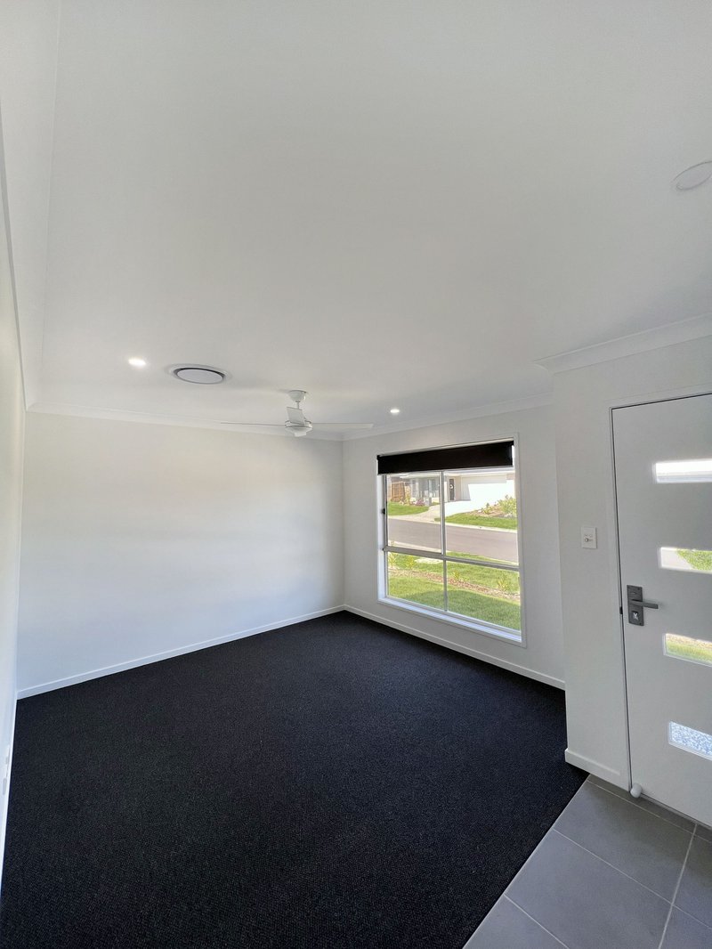 Photo - 20 Edinburgh Crescent, Gleneagle QLD 4285 - Image 5