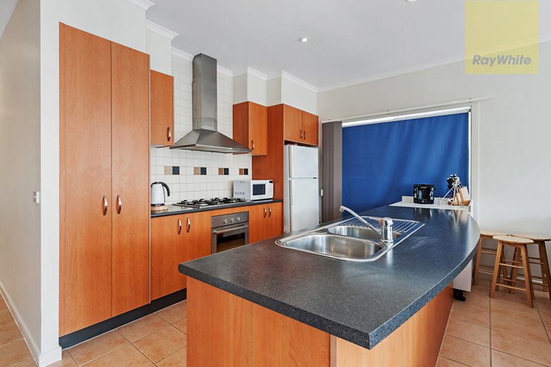 Photo - 20 Explorers Place, Craigieburn VIC 3064 - Image 2