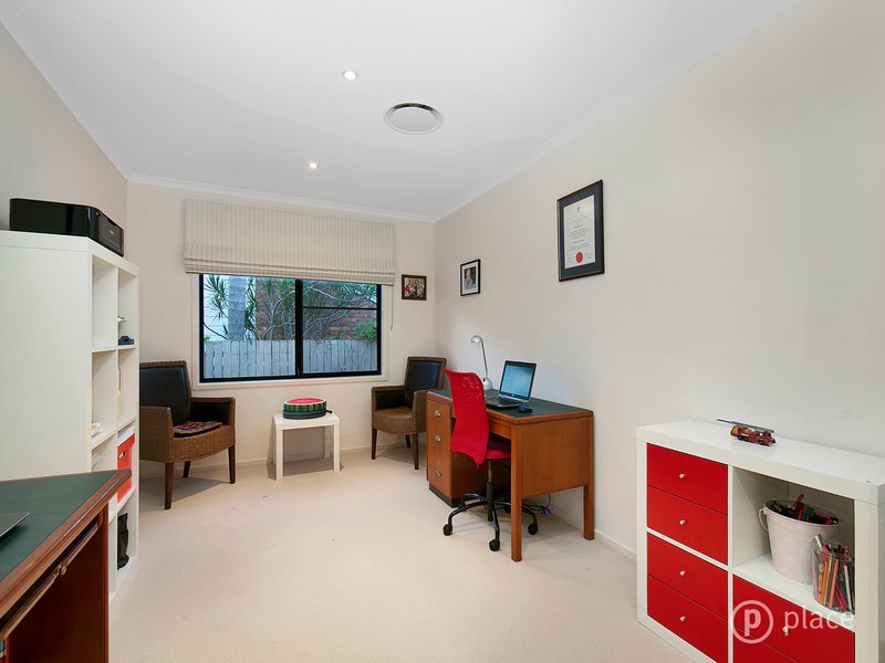 Photo - 20 Farnworth Street, Chapel Hill QLD 4069 - Image 8