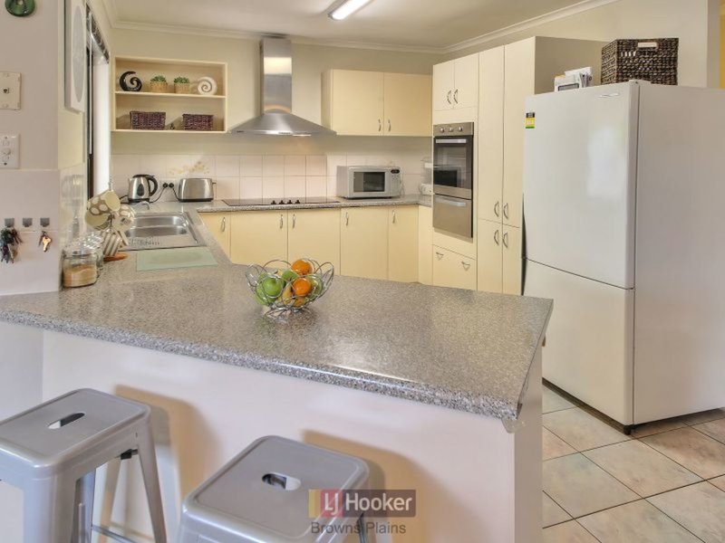 Photo - 20 Federation Drive, Hillcrest QLD 4118 - Image 5