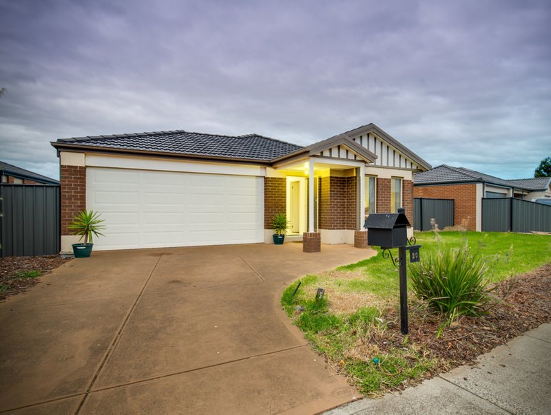 Photo - 20 Fernhurst Ave , Derrimut VIC 3030 - Image 2