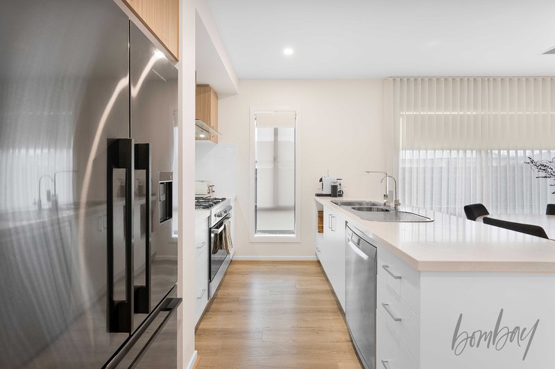 Photo - 20 Golden Parkway, Donnybrook VIC 3064 - Image 3