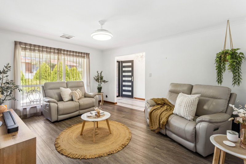 Photo - 20 Grenadier Grove, Gulfview Heights SA 5096 - Image 3