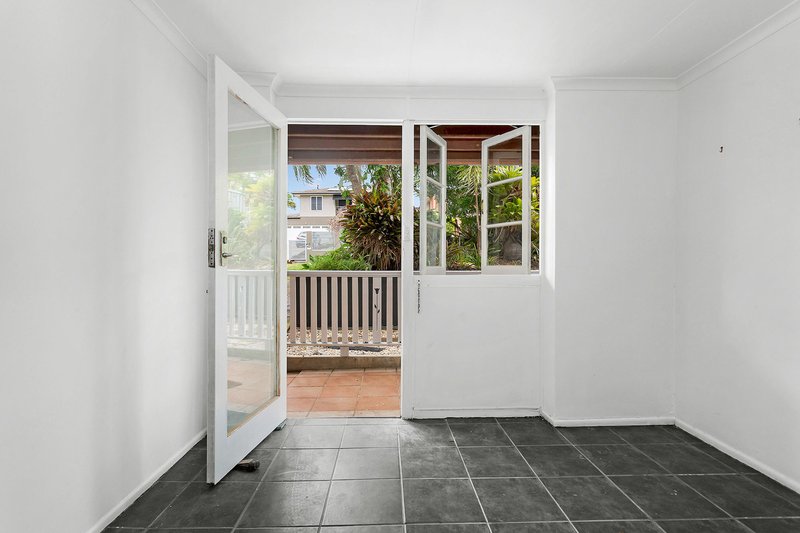 Photo - 20 Hakea Street, Everton Hills QLD 4053 - Image 11