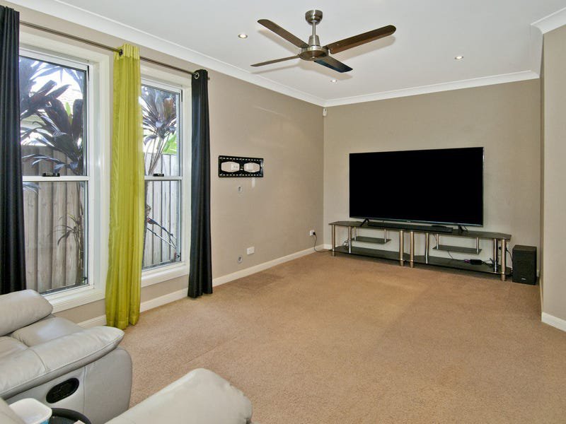 Photo - 20 Hawkesbury Avenue, Pacific Pines QLD 4211 - Image 5