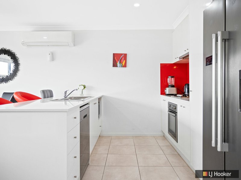 Photo - 20 Heathwren View, Werribee VIC 3030 - Image 3