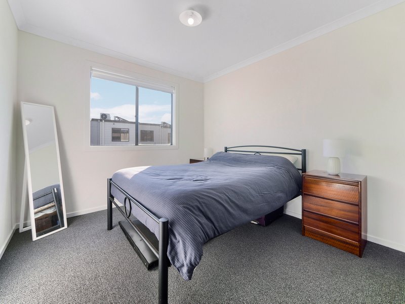 Photo - 20 Hebrides Close, Cranbourne West VIC 3977 - Image 15