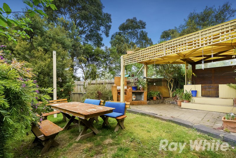 Photo - 20 Highvale Road, Glen Waverley VIC 3150 - Image 4