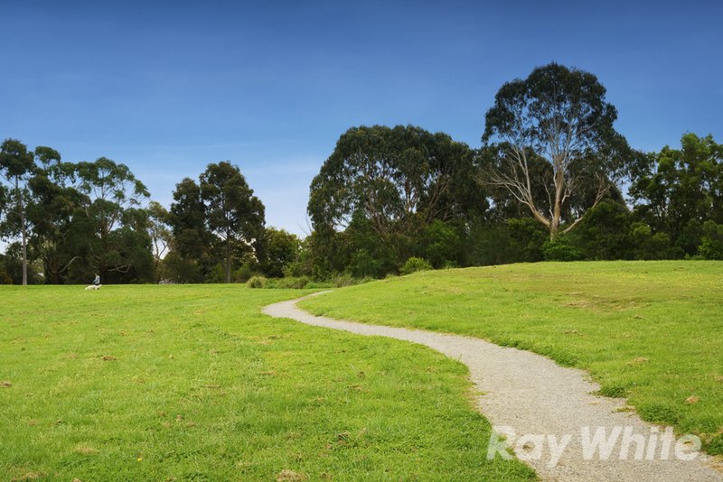 Photo - 20 Highvale Road, Glen Waverley VIC 3150 - Image 10