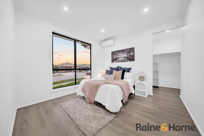 Photo - 20 Jessfield Terrace, Cranbourne East VIC 3977 - Image 2
