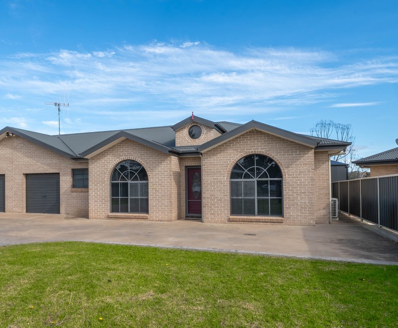 Photo - 20 John Girdham Place, Forbes NSW 2871 - Image 1