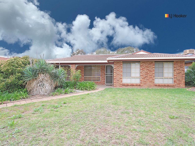 Photo - 20 Karoom Drive, Glenfield Park NSW 2650 - Image 1