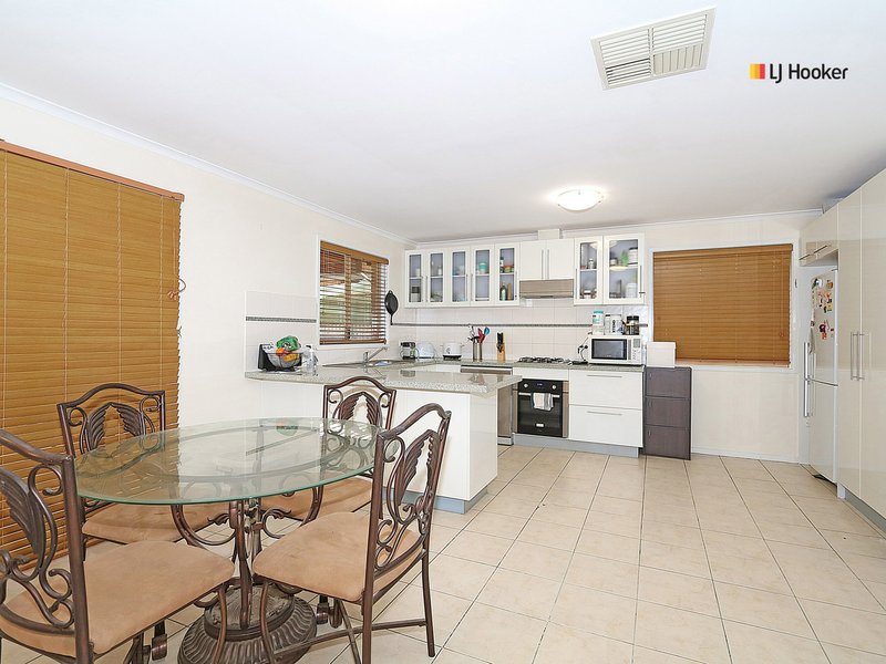 Photo - 20 Karoom Drive, Glenfield Park NSW 2650 - Image 4