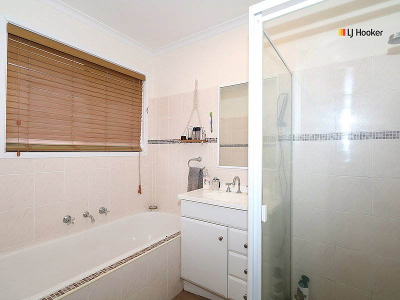 Photo - 20 Karoom Drive, Glenfield Park NSW 2650 - Image 7