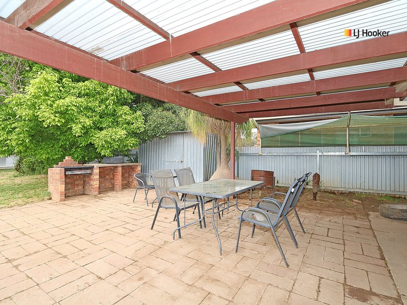 Photo - 20 Karoom Drive, Glenfield Park NSW 2650 - Image 8