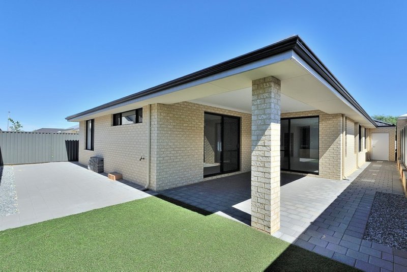 Photo - 20 Kennerton Avenue, Landsdale WA 6065 - Image 4