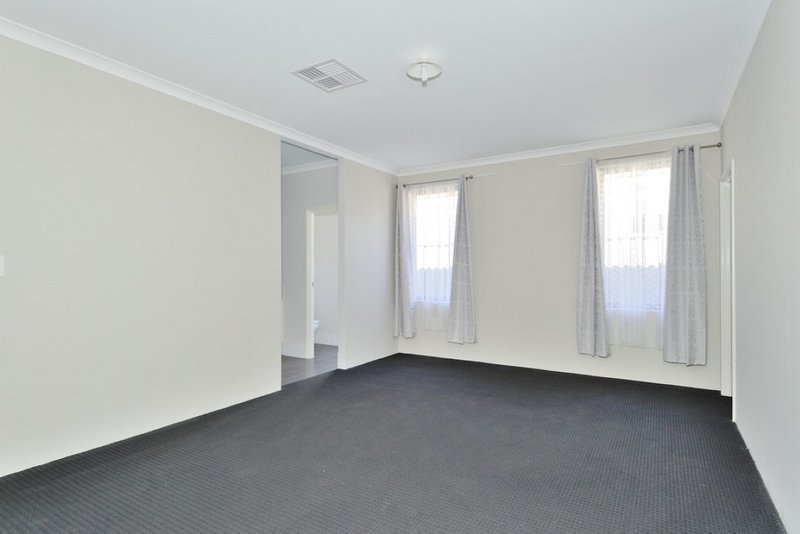 Photo - 20 Kennerton Avenue, Landsdale WA 6065 - Image 11